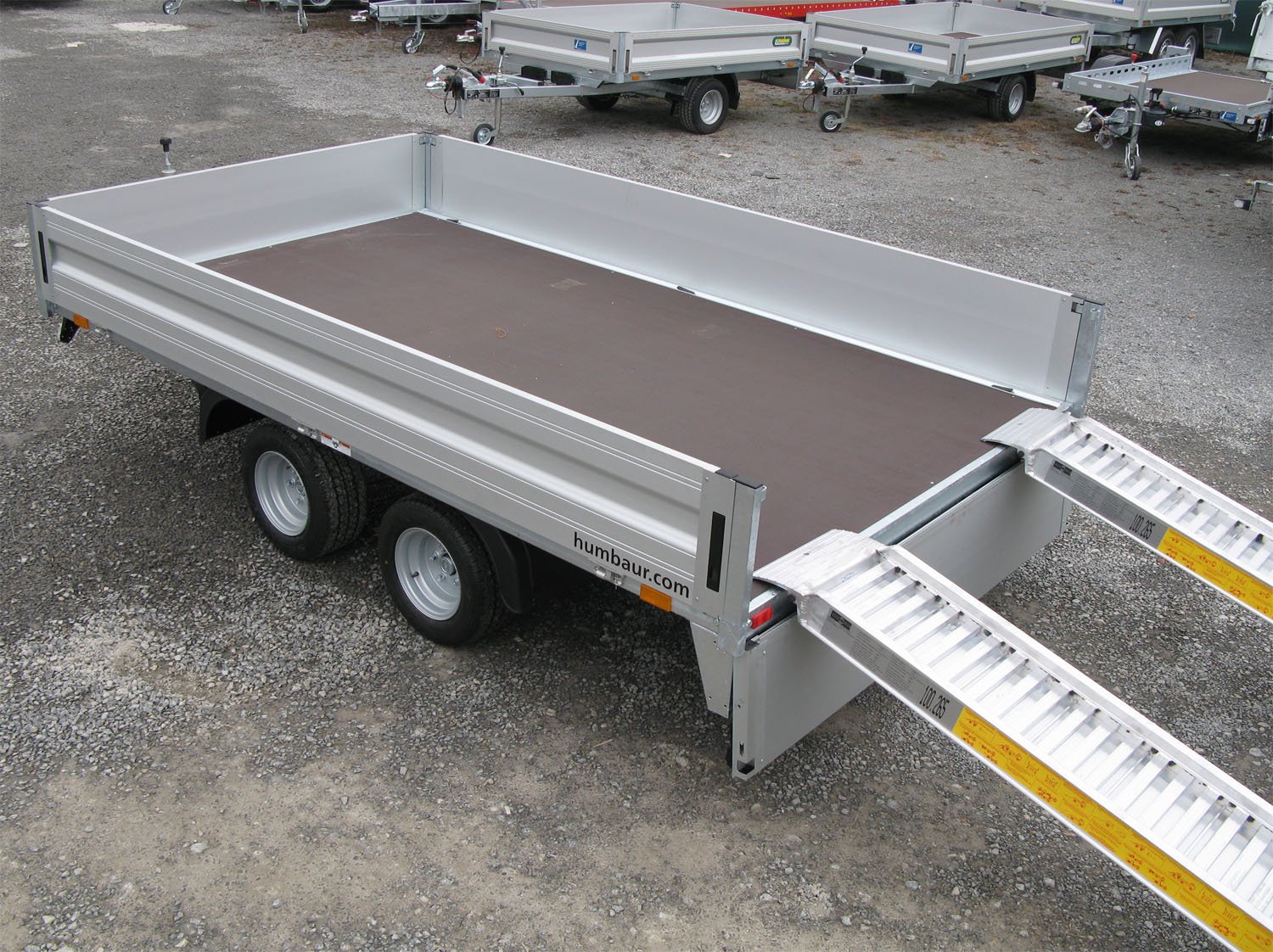 Humbaur HN253118 – Anhänger – Alu-Auffahrrampen, 10 Anbindebügel